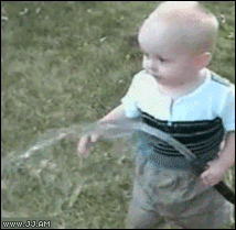 Мальчик пытается напиться воды из шланга но не получается поймать струю